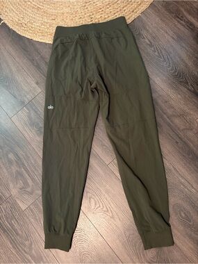 ALO Yoga Men's Dark Olive Jogger Pants size Sm